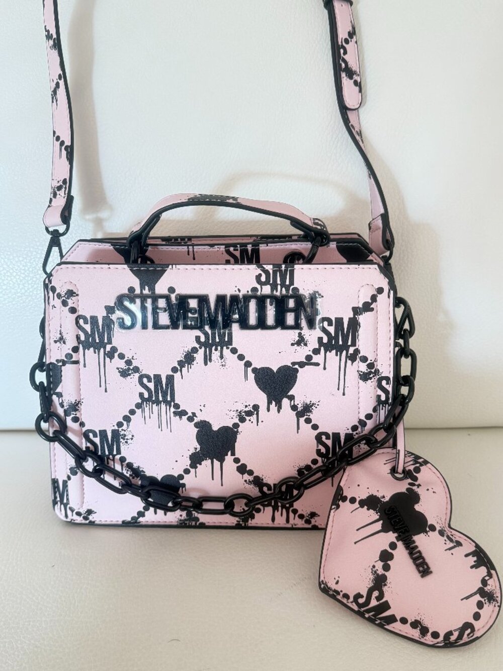 NWT STEVE MADDEN BEVELYN HEARTS SATCHEL CROSSBODY BAG W HEART CHARM PINK BLACK